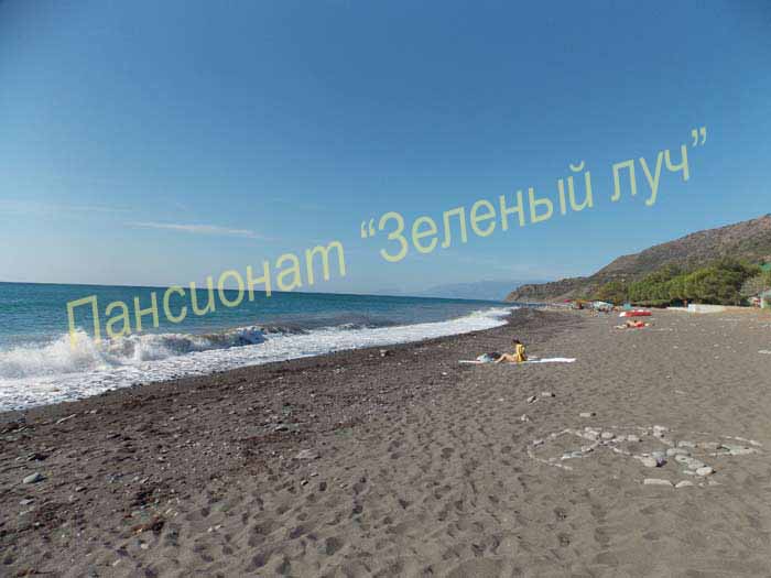 Пляж с темным вулканическим песком